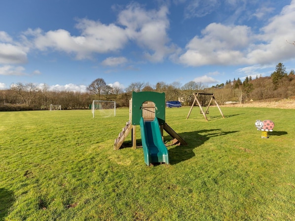 Spielplatz Rutsche, Spielmittel, Rasen, Park, Garten, Spielplatz, Schatten, Garten, Landscaping, Rutsche