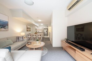 Spacious open plan, 65' Smart TV, Air-Conditioning...
