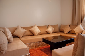 Spacious Living Room with Traditional Moroccan salon (sdader)