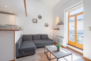 Vue sur le salon / View of the living room.