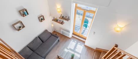 Vue sur le salon / View of the living room.