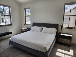 Bedroom 1 - King bed