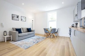 The open-plan living space benefits from a double sofa-bed, a 4-seater dining table and a fully equipped kitchen with everything you need for a short or long-term stay in Manchester.