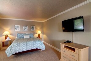 Bed in main living area at Sea Star Suite 257