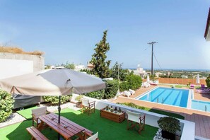 With an amazing view to the pool, a Broil King bbq is there to make your day tastier!
