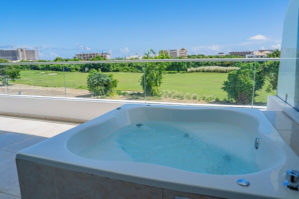 Outdoor spa tub