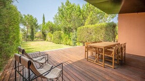 A private green space ideal for reading, sunbathing, or enjoying the peaceful sounds of nature. #PrivateGarden #UnwindInNature #outdoor #garden #portugal #pt #troia