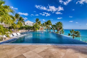 Infinity pool with beautiful views 