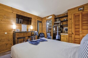 Queen Bed, 43" 4K TV