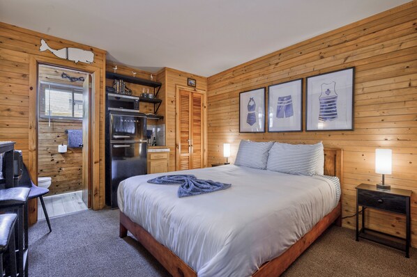 Queen Bed, Kitchenette