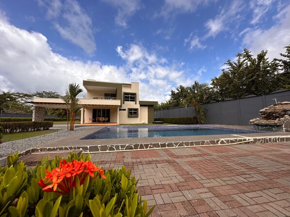 Swimming Pool with cascada