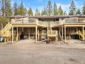 Front entrance of the Golden Summit. A short distance to the Radium golf course (2-min drive/10-min walk), downtown Radium (5-min drive) and world-famous mineral pools (9-min drive).