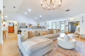 Living Room | Free WiFi | Smart TV | Central A/C