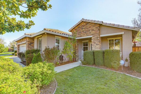 Roseville Vacation Rental | 5BR | 3BA | 2 Steps Required | 2,536 Sq Ft