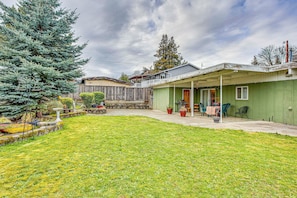 House Exterior | Covered Patio | Gas Grill | Outdoor Dining Area | Fenced Yard