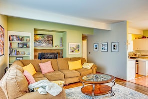 Living Room | Smart TV w/ Netflix | Books
