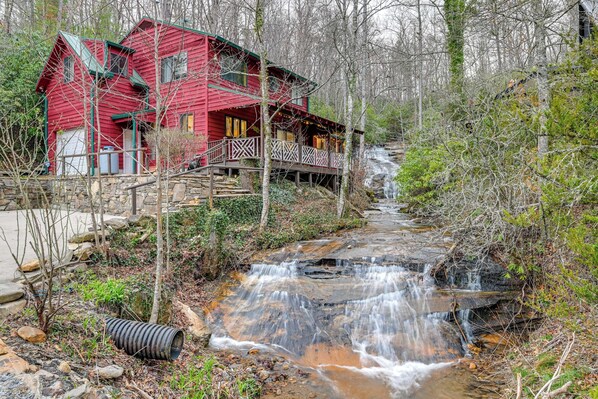 Franklin Vacation Rental | 3BR | 2BA | Stairs Required | 1,988 Sq Ft