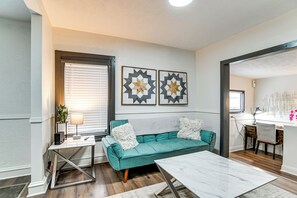Living Room | 1st Floor | Free WiFi | Smart TV | Central A/C & Heat | Workspace