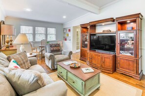 Living Room | Smart TV | Free WiFi | Central Air Conditioning/Heat