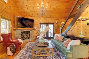 Living Room | Free WiFi | Central Heating & A/C | Smart TV | 1st Floor