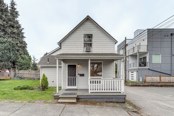 Seattle Vacation Rental | 1BR | 1BA | 800 Sq Ft | 2 Steps to Enter