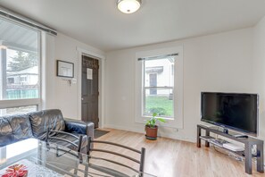 Living Room | Free WiFi | A/C Unit | Smart TV | 1st Floor