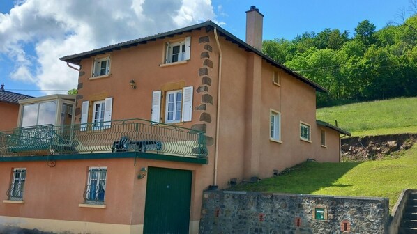 Grand gîte 'Au Pied du Pottu' à Brullioles (Rhône, Ouest Lyonnais, Mont du Lyonnais) : Accès au gîte