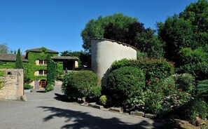 Gîte 'le Moulinois' à GLEIZE (Rhône - Beaujolais) : massif à l'entrée de la propriété et le four à pain