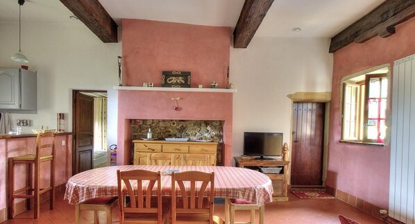 Gîte 'le Moulinois' à GLEIZE (Rhône - Beaujolais) : la pièce de jour (coin repas) - étage.