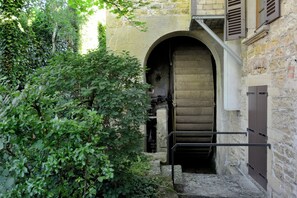 Gîte 'le Moulinois' à GLEIZE (Rhône - Beaujolais) : la roue à aubes, vestige du moulin