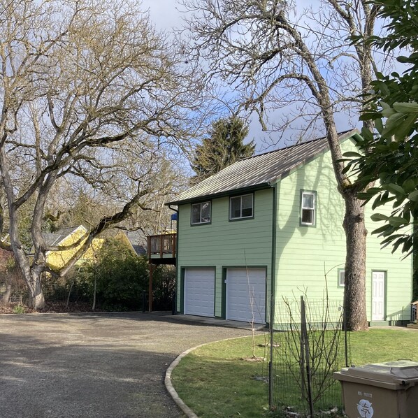 Steller's View is an upstairs apartment over the garage.
