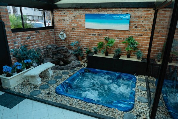 Outdoor spa tub