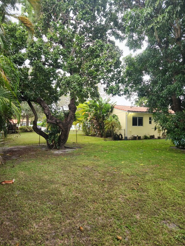 Cozy Cottage In Miami Springs/doral Area. \Nhuge Backyard With A Pool And Bbq - Miami, FL