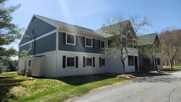 Exterior to  Pet Friendly Garden Style Forest Ridge Vacation Condo