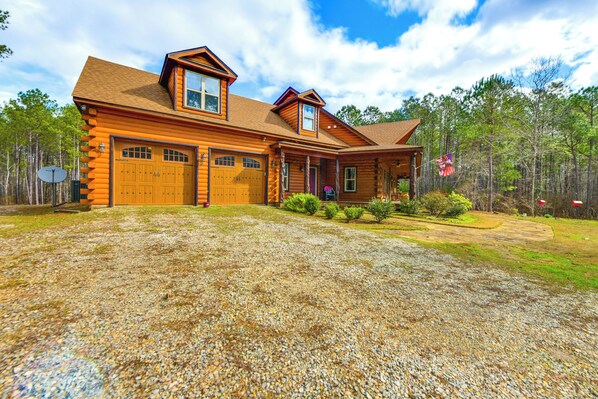 Pine Mountain Vacation Rental | 3BR | 3.5BA | 2 Steps to Enter | 2,916 Sq Ft