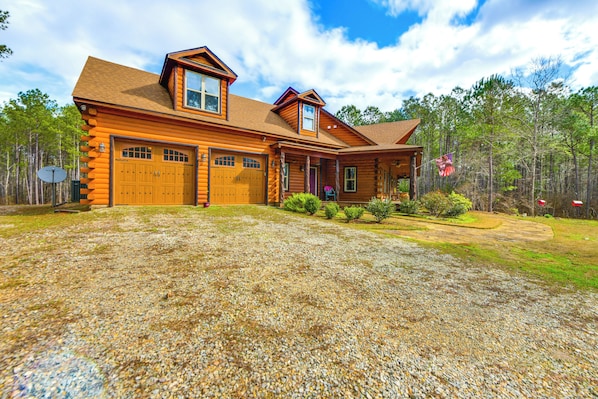 Pine Mountain Vacation Rental | 3BR | 3.5BA | 2 Steps to Enter | 2,916 Sq Ft