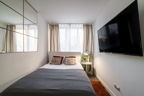Second Bedroom with Queen Bed, Working Desks and Smart TV | Book Now with RENTUJEMY.COM