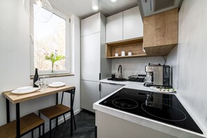 Kitchen with Dining Table | Book Now with RENTUJEMY.COM
