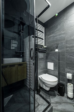 Bathroom with Shower | Book Now with RENTUJEMY.COM