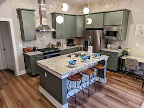 Townhouse 2: Spacious and stylish kitchen, fully equipped for your culinary adventures, featuring modern appliances and a cozy breakfast bar – perfect for enjoying your morning coffee or sharing a meal with loved ones.