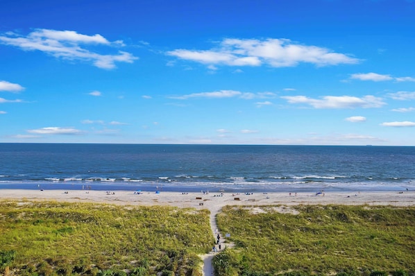 Soft, white sand and gentle ocean waves—Hilton Head’s beaches are the perfect place to relax and unwind.