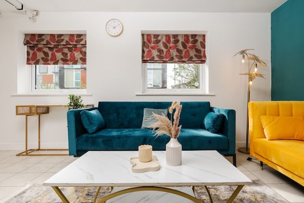 Living room - 50' Smart TV loaded with Netflix, HDMI cable, ambient lighting, extra fast wifi & a Pool table - Complimentary tea & coffee available for your enjoyment