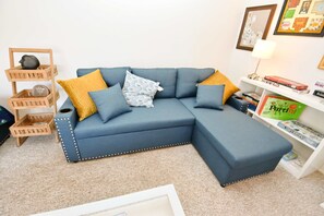 couch w/queen pull out bed
