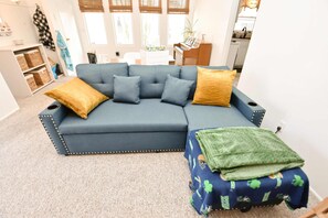couch w/queen pull out bed