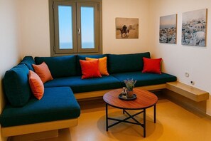Cozy Living Room Area with Comfortable Seating
A colorful space ideal for relaxing, reading, or enjoying a glass of wine after a beach day.