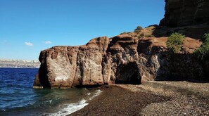 Caldera Beach – Just Minutes Away by Car
Unwind by the cliffs and turquoise waters of this tranquil volcanic beach.