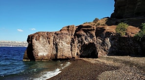 Caldera Beach – Just Minutes Away by Car
Unwind by the cliffs and turquoise waters of this tranquil volcanic beach.