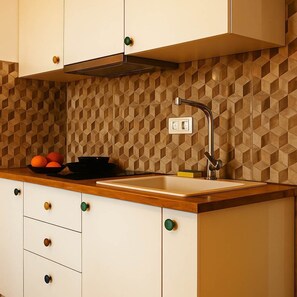 Fully Equipped Kitchen with Natural Wood Details
Everything you need for preparing simple meals and enjoying coffee at home.