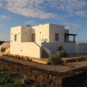 Elegant Cycladic Exterior with Private Entrance
Traditional whitewashed architecture and simple lines reflect the iconic island aesthetic.