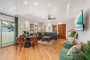 Experience comfort in this modern, open-concept space! Featuring stylish decor, cozy seating, and abundant natural light, it's perfect for relaxing or entertaining. Enjoy a prime location near dining, attractions, and nightlife. 